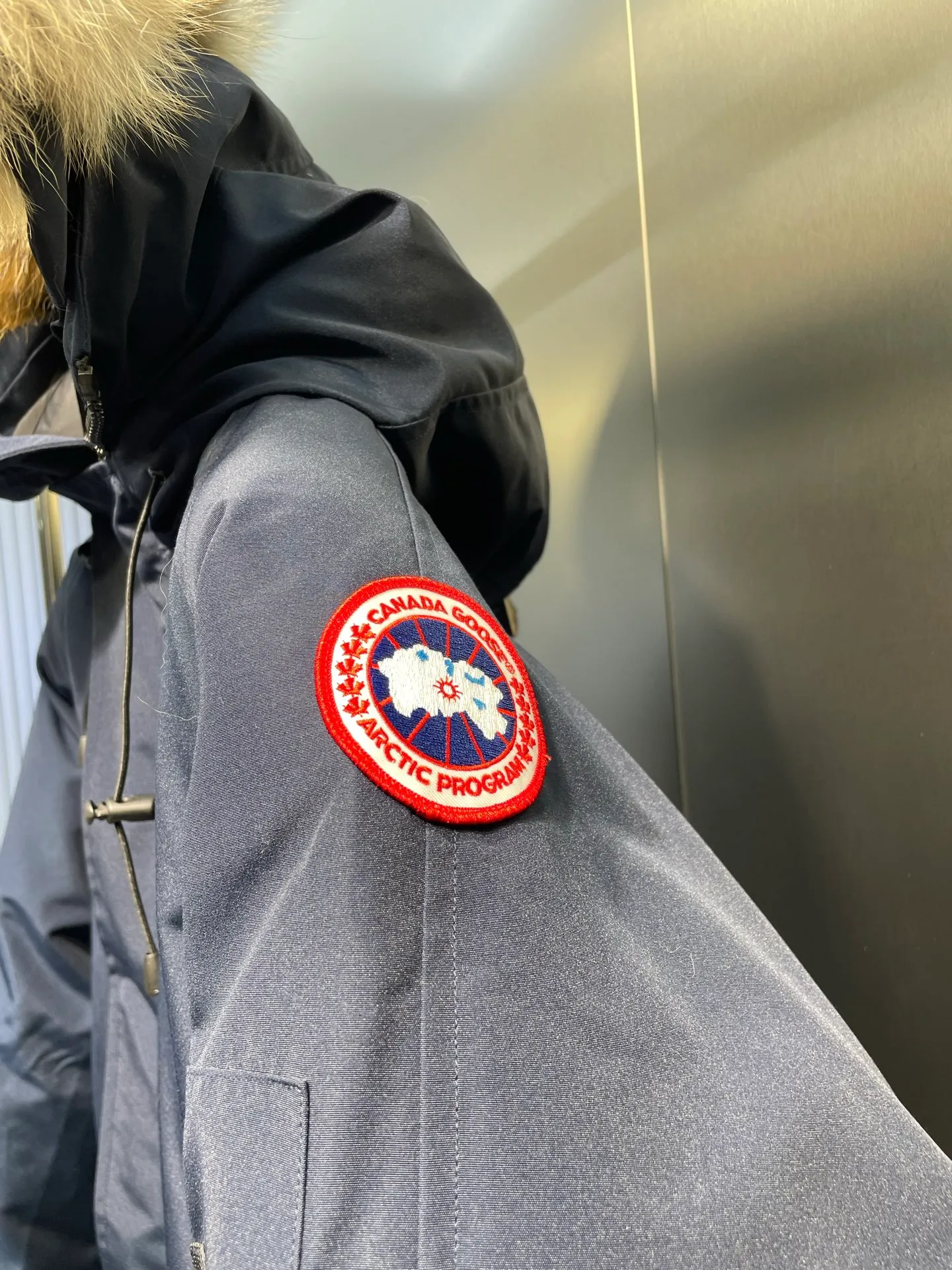 P780 high-end version Canada Goose Canada Goose #Chilliwack 7999M bomber jacket short down jacket/01 model #Men and Women Same Style# ➖ Genuine synchronous anti-counterfeiting chip sensor! ➖ Imported 21S polyester-cotton blended original fabric [last year’s 16S/18S hard fabrics have been completely eliminated, this year all use 21S genuine synchronous fabrics, the soft mid-strap feels delicate and textured], genuine synchronous Feather-Light 10D waterproof coating fabric, made of 84.5 polyester fiber and 15.5 cotton, 100% the best feel in the entire network! ➖ The genuine official website is synchronized with the national standard 80 white duck down, you can check the official website customer service, there will never be a series of misleading claims such as 90 down or goose down! ➖ Using the best nylon lining with double double-layer sealing design, velvet-proof No. 7 needle + grid-filled down ready-made garments, there is 100% no so-called velvet running! ➖ The cuffs are designed with thickened seamless threads, and the collar and pockets are lined with top-quality polar fleece to keep you warm and comfortable! ➖ Yoshida YKK provides original custom-made electroplated sliders. YKK two-way lockable zippers are tight and smooth and will not peel off paint! ➖ 3M composite guarantees that the Velcro is the same as the original, durable, and all accessories and hardware are custom-made! ➖ Imported BEHRINGER embroidery machine to customize the 10,000-needle embroidery logo, 98% of which can be reproduced to restore the original logo. You can check and compare on the official website! ➖ The fur collars are all made of large pieces of Western Canadian blue wolf hide, ensuring that each fur collar is 13-15cm wide!   Size:XS-XXL